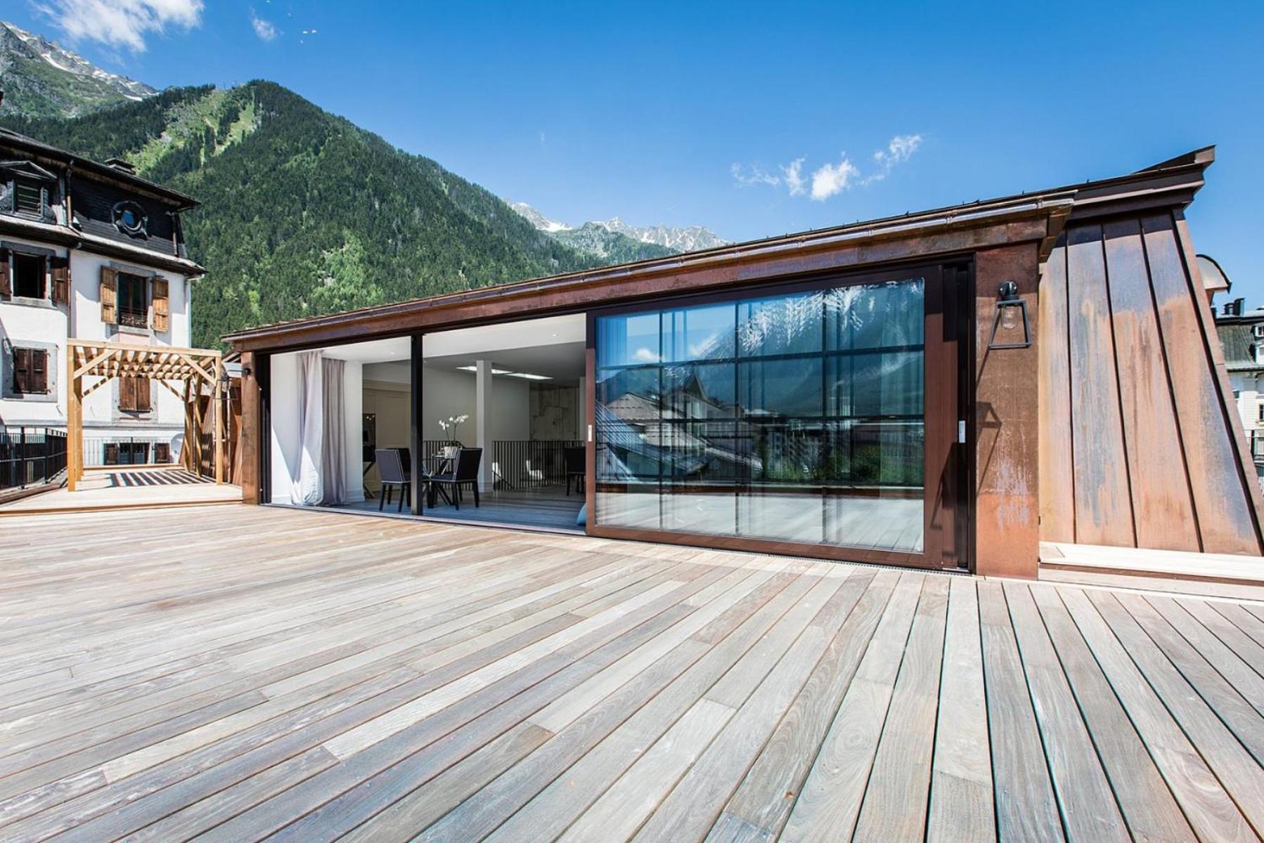 Penthouse Le Lustre Apartment